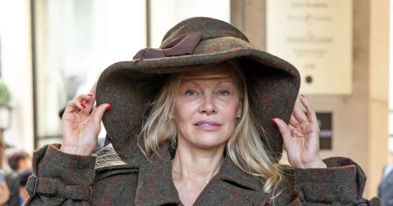Unveiling a Stunning Transformation: Pamela Anderson's Incredible New Look Dominates Paris Fashion Week