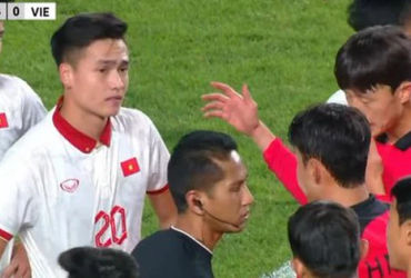 Bùi Hoàng Việt Anh nhận thẻ đỏ, cầu thủ Hàn Quốc bức xúc và yêu cầu trọng tài hủy thẻ đỏ