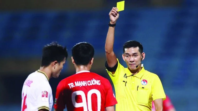 Bóng đá và tranh cãi