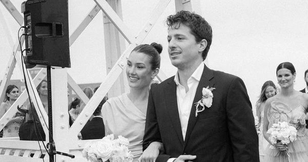 Charlie Puth được cho đã đăng ảnh cưới hôn thê thanh mai trúc mã, Katy Perry và hàng triệu fan chúc mừng