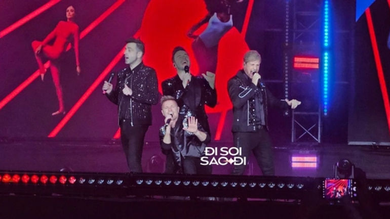 Westlife trình diễn hát mở màn tuyệt vời trong tour diễn ước mơ hoang dã: nhấp chuột uptown girl!