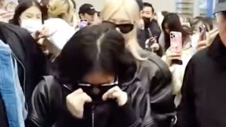 Jennie sợ hãi tại sân bay và Rosé bảo vệ, Lisa không về Hàn cùng BLACKPINK