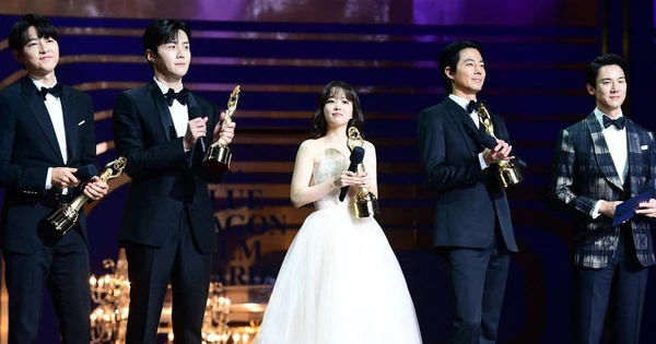 Khoảnh khắc hài hước tại Rồng Xanh 2023: Sự ngọt ngào của Park Bo Young giữa Song Joong Ki và nhóm các nam thần