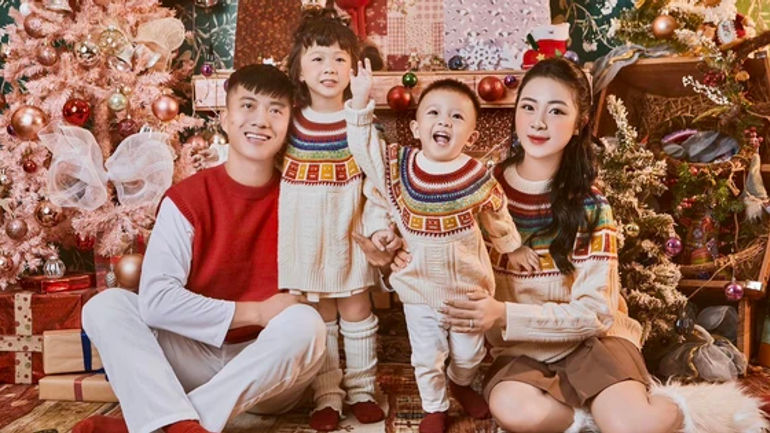 Tiền vệ tuyển Việt Nam kỷ niệm Giáng sinh hoàn hảo bên hotgirl xứ Nghệ