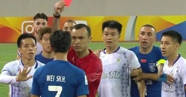 Quyết định phạt nặng đối với cầu thủ Trung Quốc sau hành động tấn công Xuân Mạnh