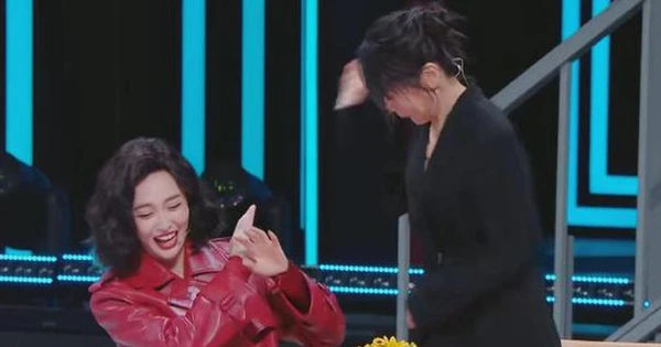 Mỹ nhân gặp tình huống khó xử với trò đùa hợp lý diễn ra trên sân khấu