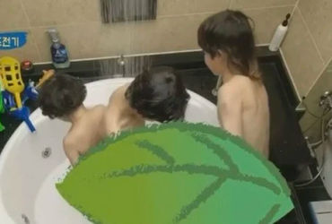 Chương trình gặp phải lời chỉ trích vì chiếu cảnh tắm gợi cảm