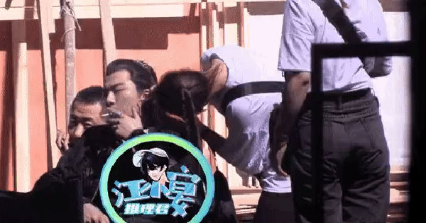 Sao nam bị chỉ trích nặng nhất 2023 vì hành động hút thuốc và rung đùi giữa phim trường