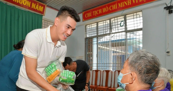 Tiền đạo đội tuyển Việt Nam gây ngưỡng mộ với việc tự tài trợ từ thiện và nhận được lòng khen ngợi