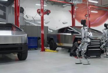 Đụng độ giữa Kỹ sư phần mềm Tesla và robot gây sửng sốt