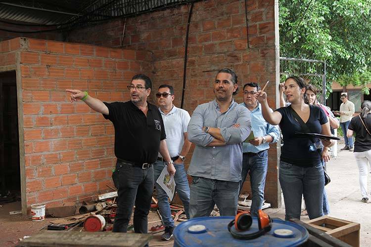 Personas recorriendo una casa antigua