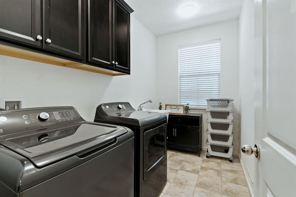 Picture 33: 1850 Cornwall Court, Lathrop, CA 95330