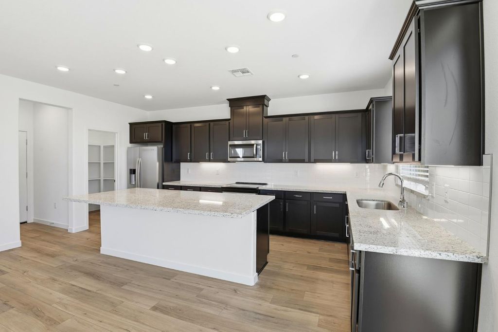 Picture 2: 366 W Lancia Street, Mountain House, CA 95391