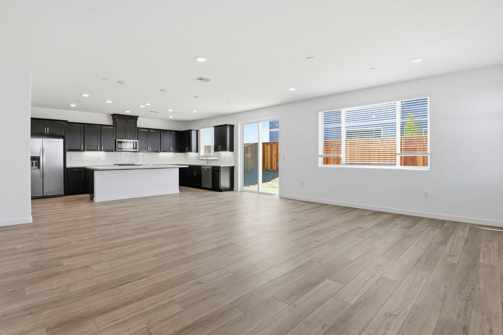 Picture 4: 366 W Lancia Street, Mountain House, CA 95391