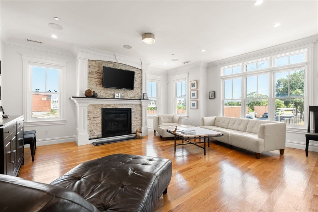 Picture 35: 3 M St 3, Boston, MA 02127