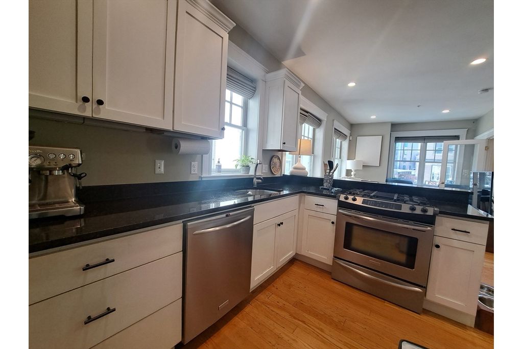 Picture 11: 8-12 Bartlett Pl 3, Boston, MA 02113