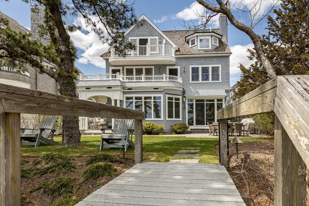 23 Ocean Bluff Dr, Mashpee, MA 02649 4,995,000 Closed Luxury