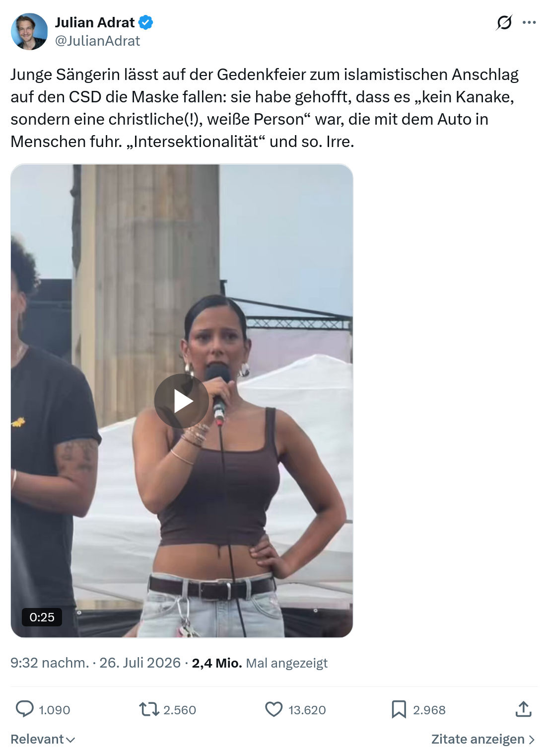 Julian Adrat: Junge Sängerin lässt auf der Gedenkfeier...