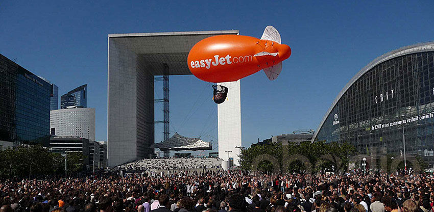 Publicité gonflable à l'hélium pour événement commercial