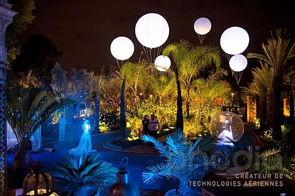 ballons lumineux, éclairants dans les jardins du casino de la mamounia au maroc