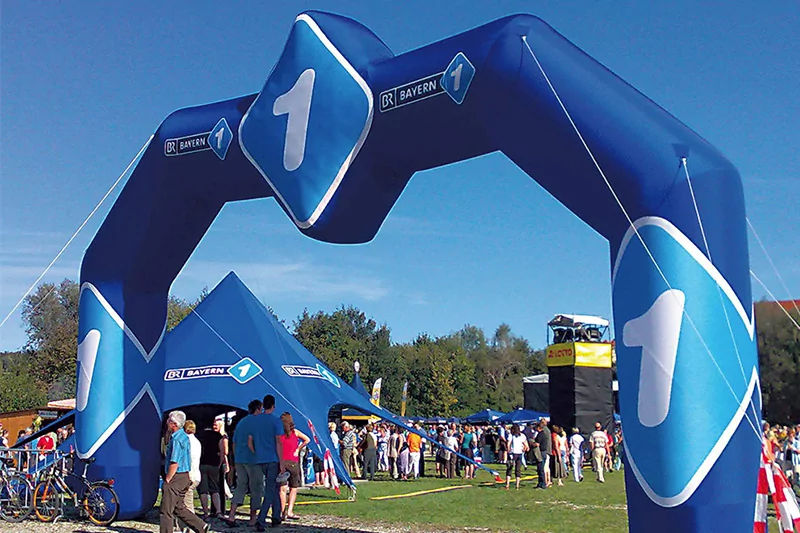 arche gonflable pour course de 10 m avec médaillon carré au central publicitaire