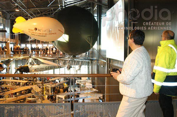 Dirigeable radio-commandé dans le musée de l'air et de l'espace au bourget