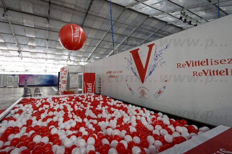 ballon vittel rouge de 2m gonflé à l'hélium dans la disney arena