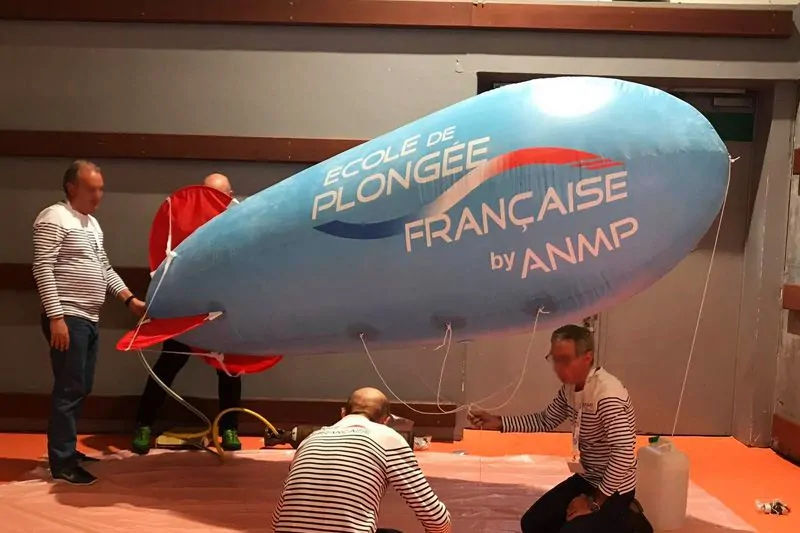 mise en place du dirigeable école de plongée Francaise by anmp sur un salon