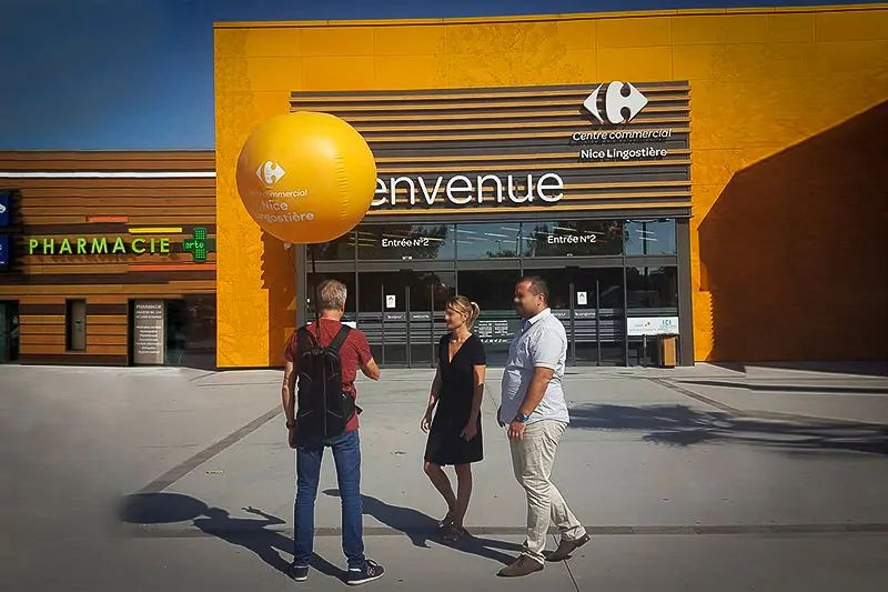 ballon sac a dos publicitaire pour campagne de street marketing pendant les travaux d'un centre commercial
