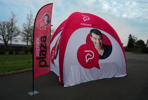 tente publicitaire stephane plaza avec drapeau