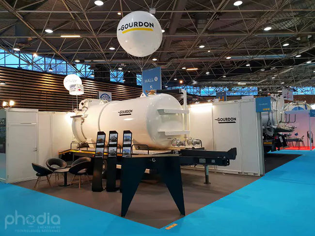 Un ballon à l'hélium géant sur un salon au parc expo de lyon pour la société Gourdon