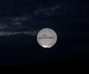 ballon publicitaire lumineux ou éclairant parfum Fragonard en pleine nuit
