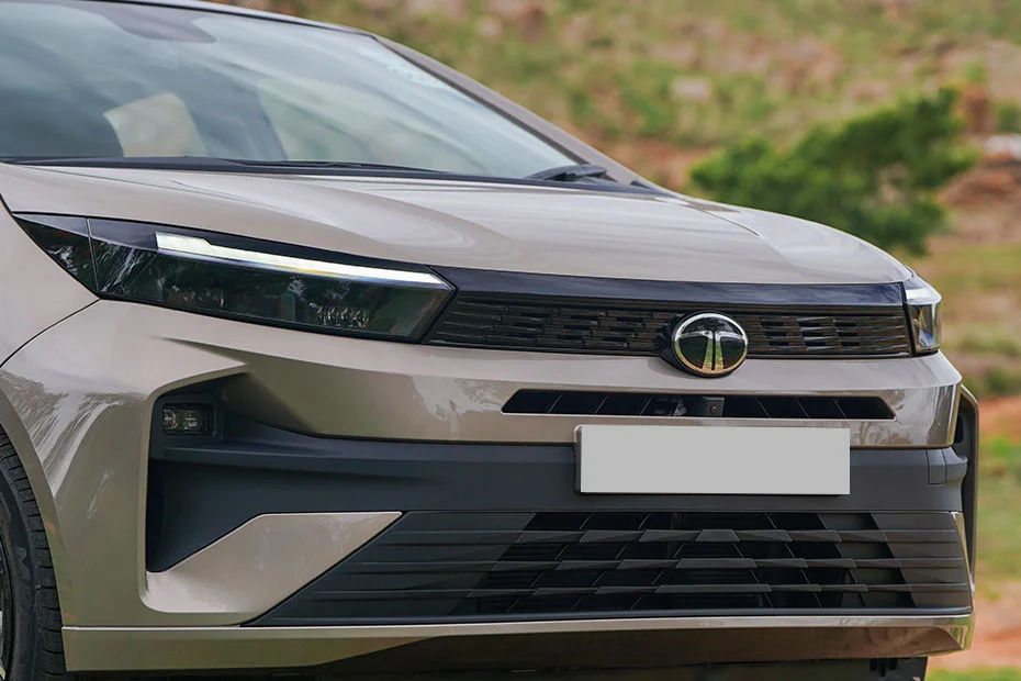 Piano Black Athletic Grille with Chrome Humanity Line & 5-Star Bharat NCAP Badge
