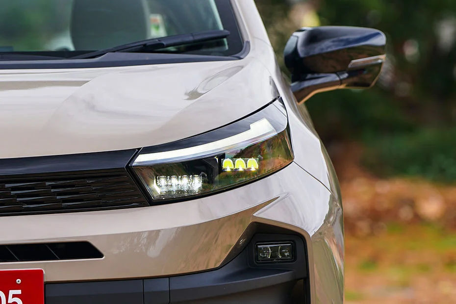 Dual-Chamber Projector Headlamps with Signature LED DRLs & Follow-Me-Home Function