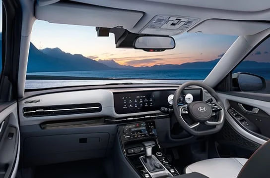 Dual Integrated 10.25-inch Panoramic Curved Displays & Premium Dashboard