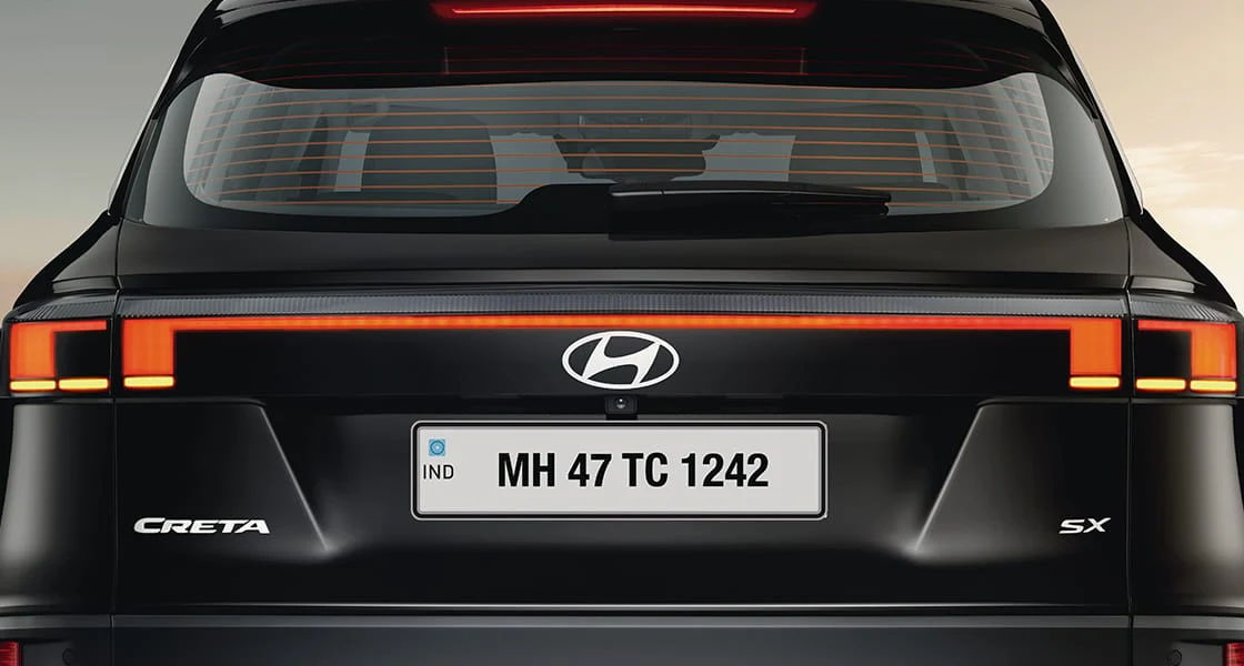 Connected Horizon LED Taillamps with Sculpted Aerodynamic Tailgate