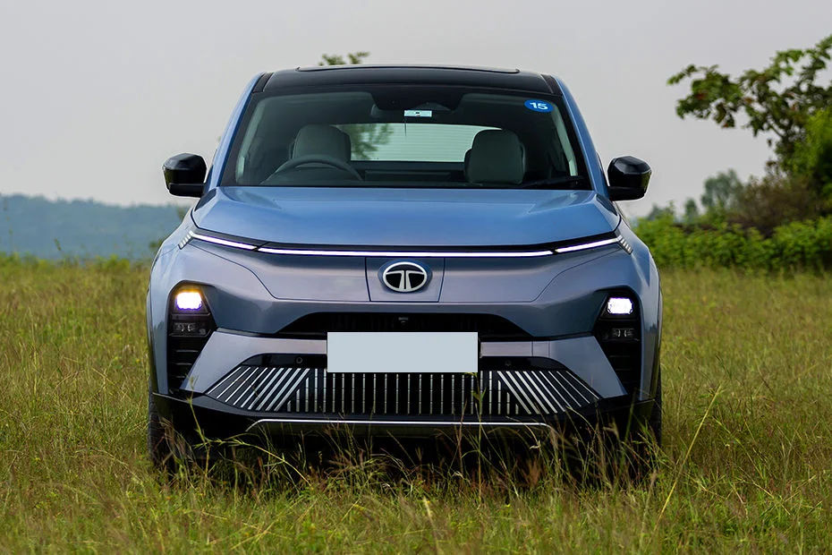 Aerodynamic Closed Front Fascia with Continuous Horizon DRL