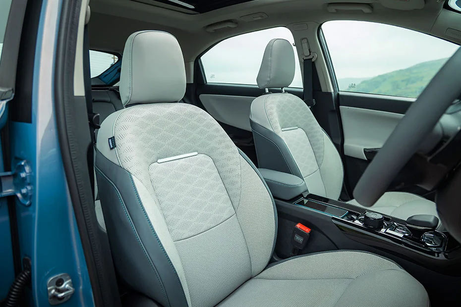 Ventilated Front Leatherette Seats with 6-Way Power Adjustment