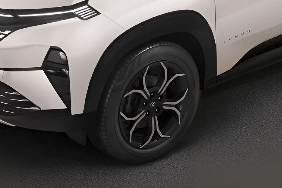 18-inch Aerodynamic Diamond-Cut Precision Alloy Wheels