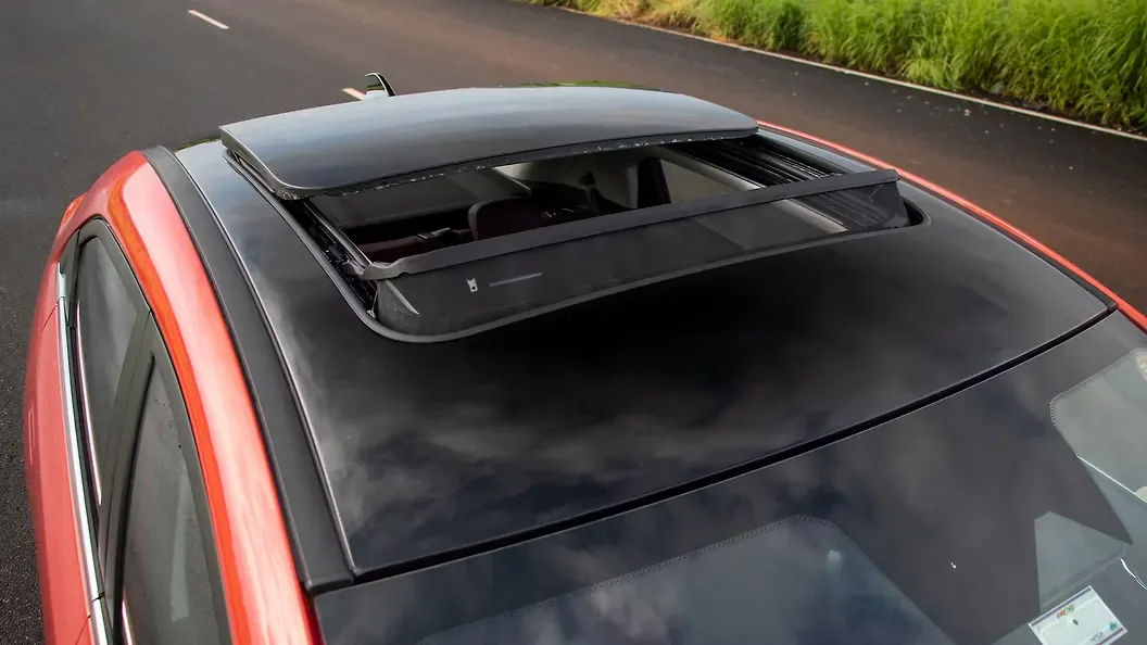 Expansive Voice-Assisted Panoramic Glass Sunroof