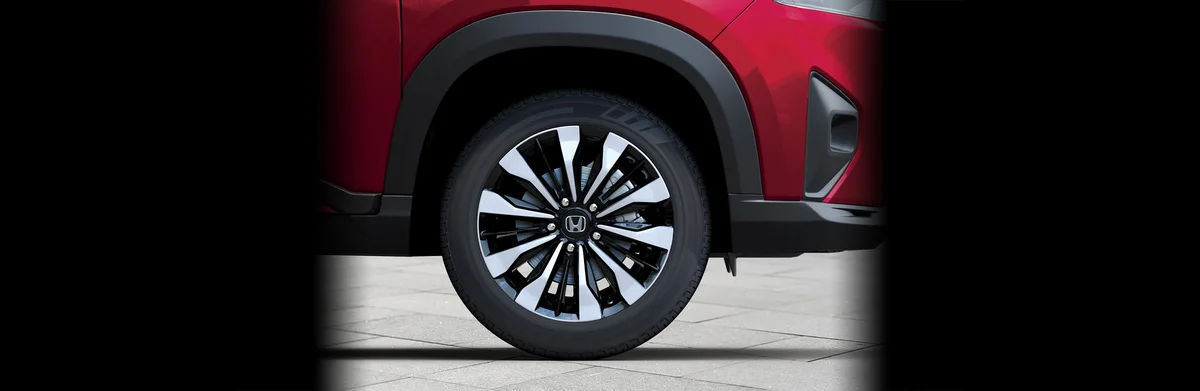 R17 Dual-Tone Diamond-Cut Alloy Wheels