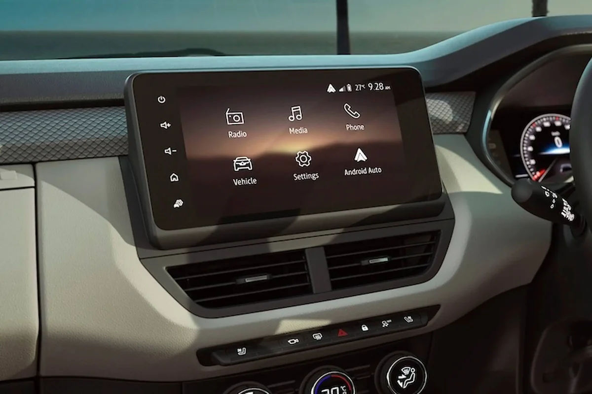 Smart Cockpit with 20.32 cm Floating Touchscreen & Center Console