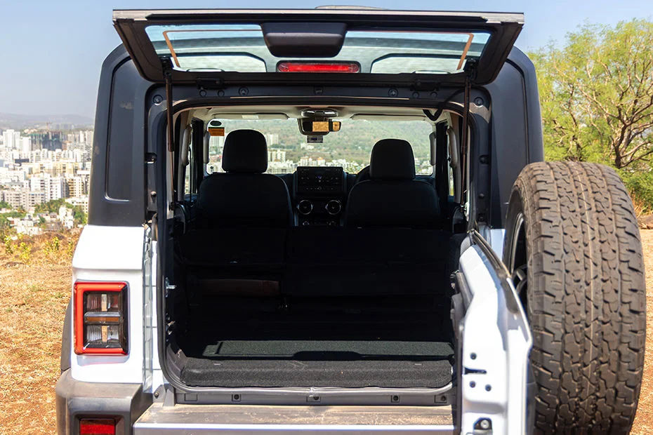 Massive 644 Litres Extended Family Luggage Trunk with 60:40 Split Rear Folding Seats