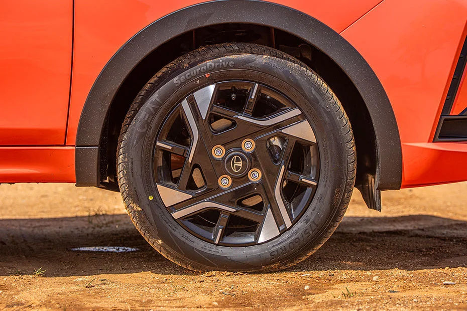 15-inch Dual-Tone Precision Diamond-Cut Alloy Wheels