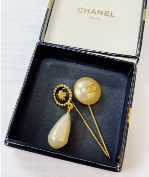 Gold Chanel Gold Plated Clover Faux Pearl Swing Brooch Pin