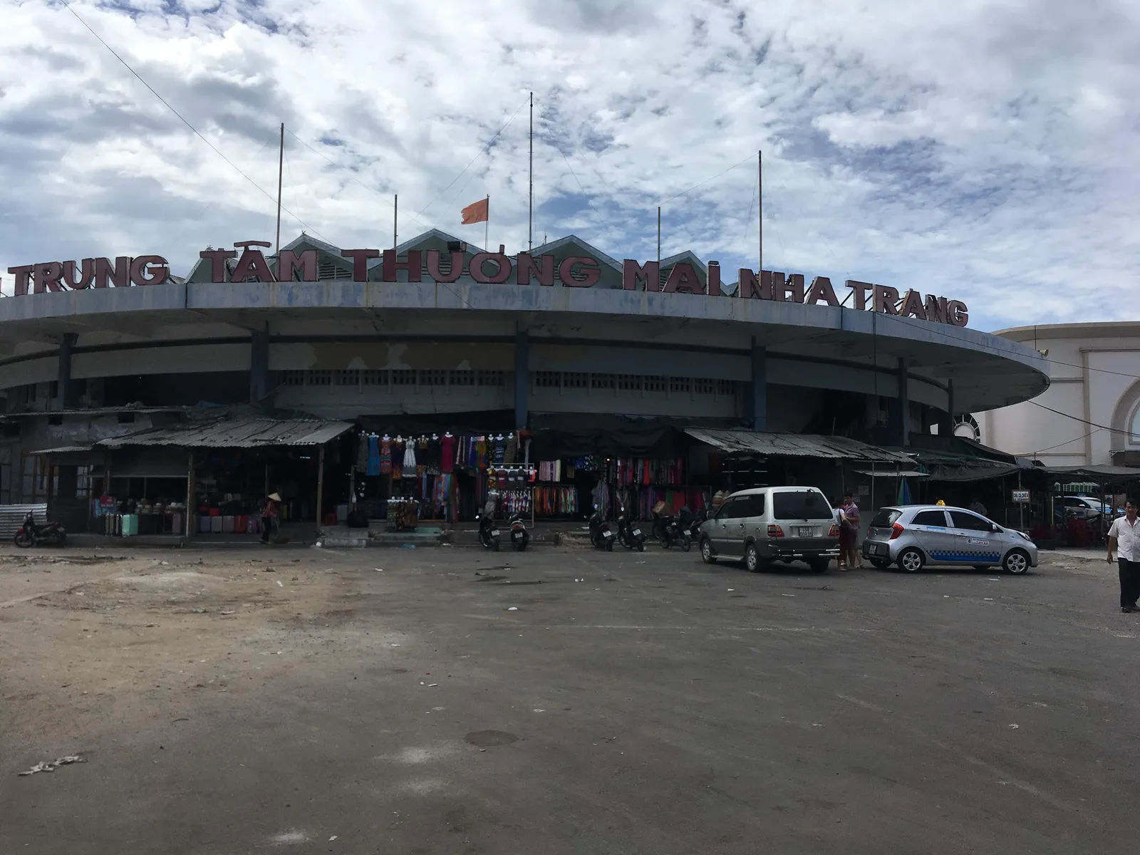 Mặt ngoài chợ Đầm tròn, khối mái hình hoa sen