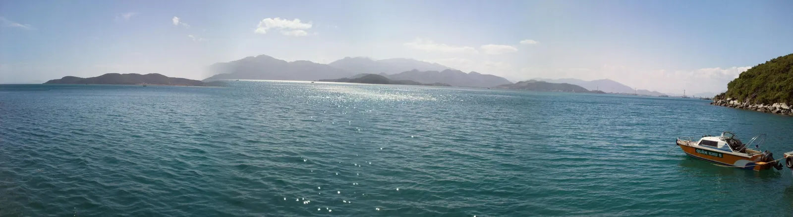 Vịnh Nha Trang nhìn từ đảo Hòn Tre, dãy núi phía bờ ở chân trời