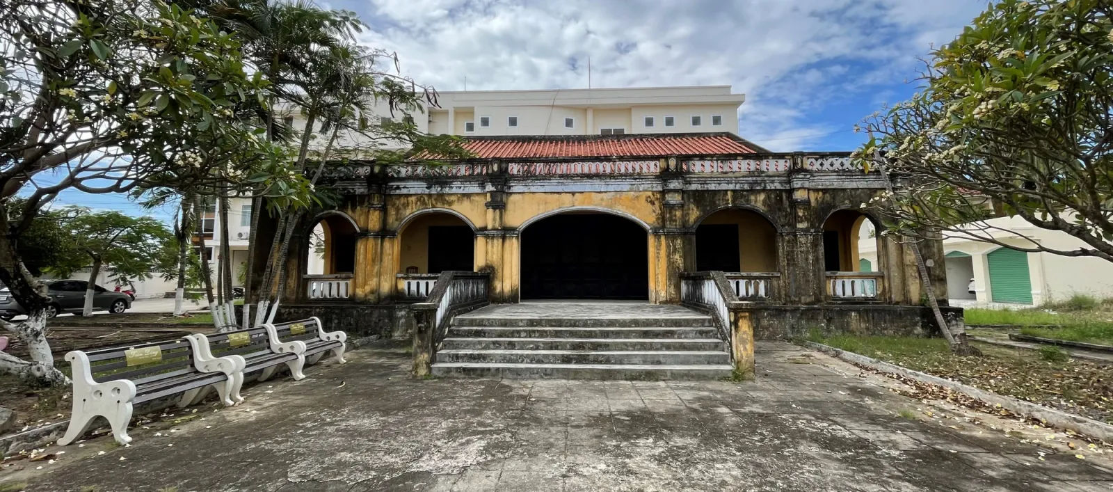 Phủ đường Ninh Hoà, dãy vòm cuốn phía trước