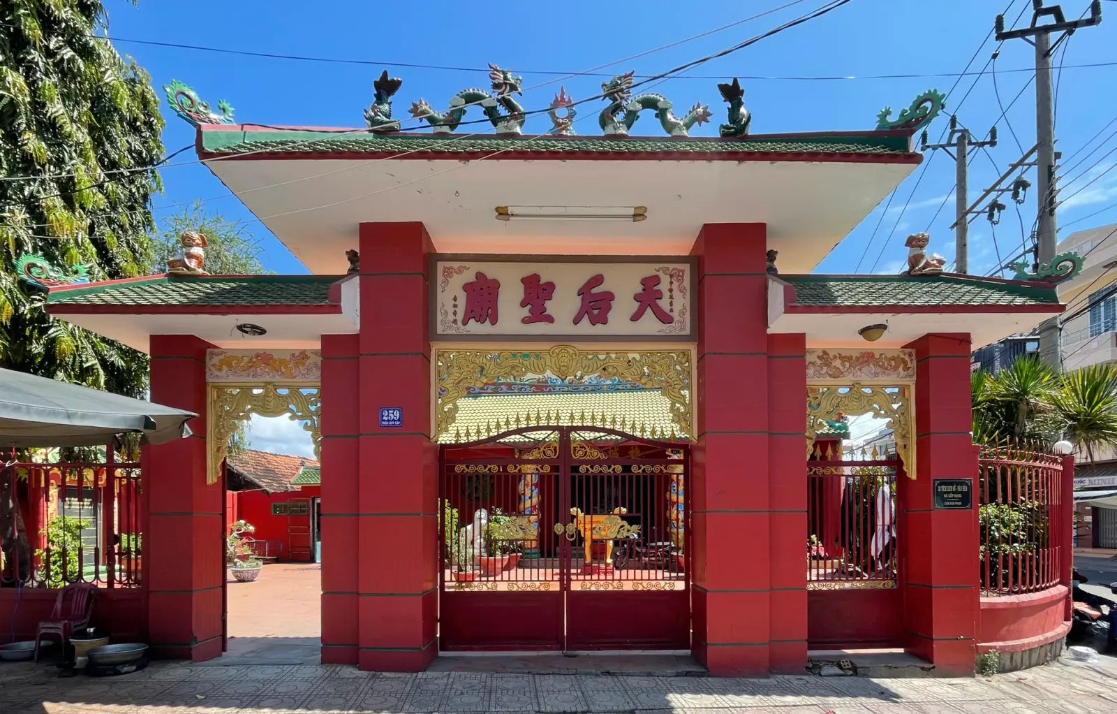 Cổng Tuệ Thành Hội quán với ba chữ Thiên Hậu Thánh Miếu