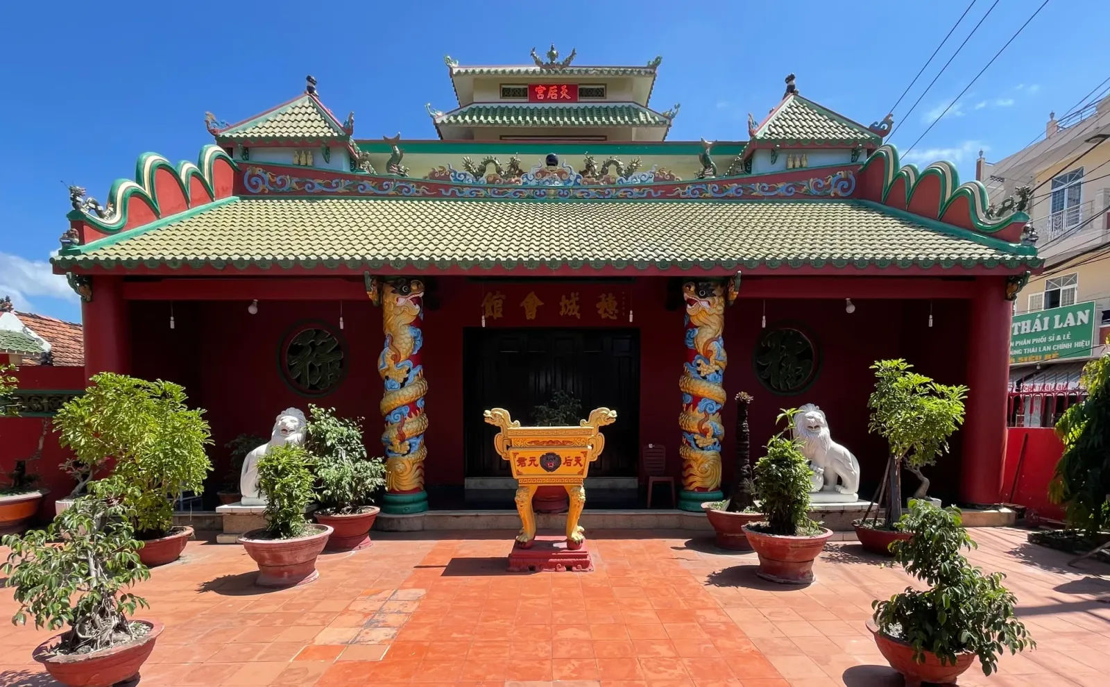 Tuệ Thành Hội quán ở Ninh Hoà, mái ngói và đôi sư tử đá trước sân